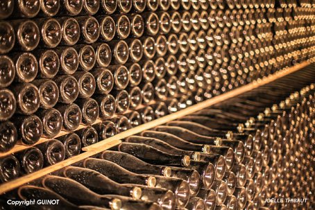 Maison Guinot à Limoux les bouteilles attendent patiemment d'être retournées