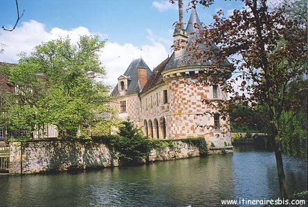 le château de Livet posé sur l'eau