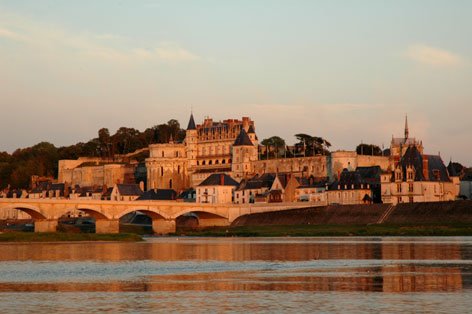 Coucher de soleil sur le château d'Amboise à admirer pendant une visite du château d'Amboise