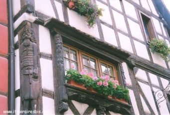 Façade ouvragée de l'une des maisons de Riquewihr