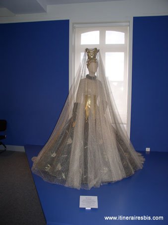 Robe de mariée de Paco Rabane au musée de la dentelle d'Alençon