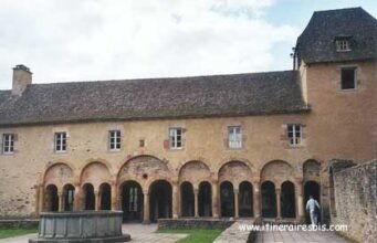 Le cloitre qui renferme le trésor de Sainte Foy à Conques