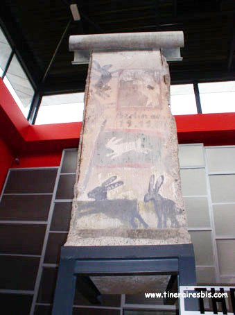 photo d'un fragment du mur de Berlin exposé au Mémorial de Caen