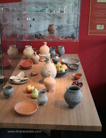 Objets usuels en poterie retrouvés au musée de Vieux la Romaine