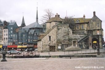 Le quai et le grenier à sel les clochers de l'église Ste Catherine à Honfleur