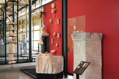 Différents fragments de statues qui ornaient les murs de Vieux la Romaine
