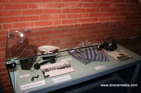 Vitrine contenant des effets militaires et une tenue de prisonnier