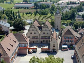 Vue aérienne de Rouffach et l'hôtel de ville photo ville de Rouffach Patrice André