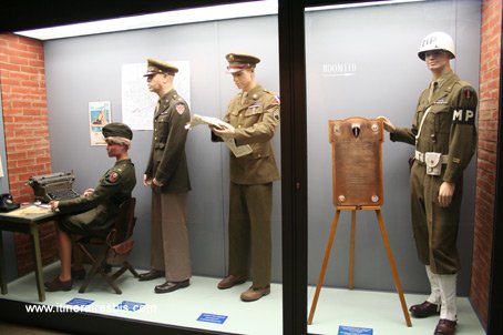 Vitrine contenant les tenues des différents corps d'armées