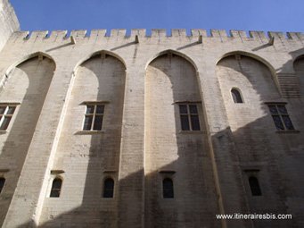 Visite du Palais des Papes les immenses murs