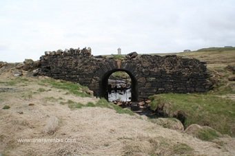 Pont en pierre, falaises de Moher