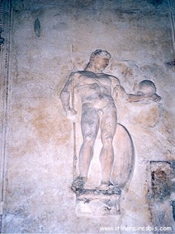 Sculpture de guerrier à l'intérieur des thermes de la ville de Herculanum