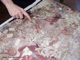 Sur le calque les dessins et les couleurs réapparaissent photo de la restauration du sarcophage