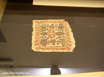 Morceau de tissu avec ses couleurs encore superbes de l'époque copte