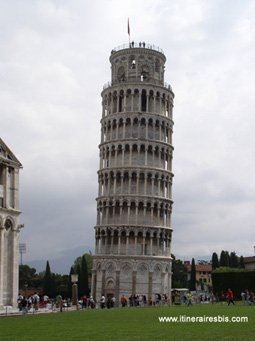 La tour de Pise la "torre pendante" comme disent les Italiens La tour de Pise la "torre pendante" comme disent les Italiens