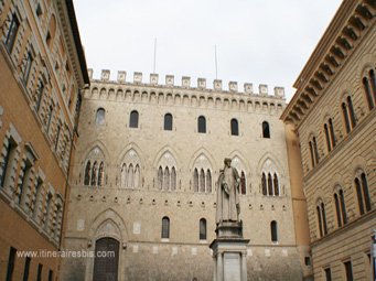 Visite de la ville de Sienne la place Monte dei Paschi