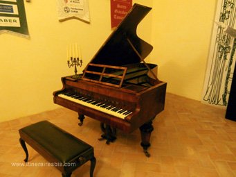 Musée des Pianos ce piano a été dédicacé par G.Verdi