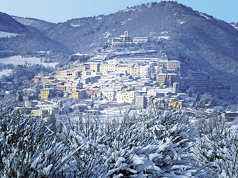 Le village de Cascia sous la neige