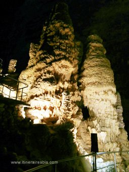 Les grottes de Frasassi une hauteur impressionnante