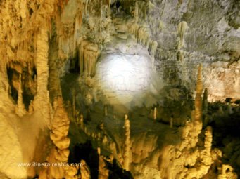 Visite de la grotte de Frasassi un paysage lunaire