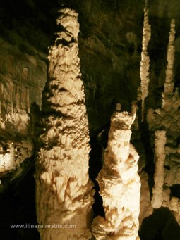 Grotte de Frasassi des stalagmites