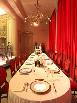 Château Falletti de Barolo l'étage noble la table est mise pour le banquet