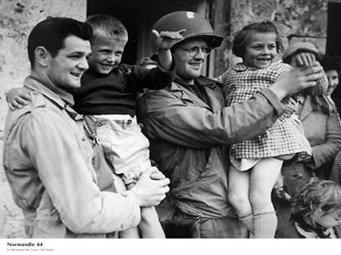 Les Alliés libèrent les villes de Normandie. Cette photo nous a gracieusement été prêtée par le mémorial de Caen que nous remercions