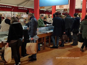 Les stands de dégustation et d'achat de la truffe Blanche