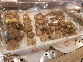 Tartufi Morra à Alba des truffes prêtes pour la vente en boutique Tartufi Morra à Alba des truffes prêtes pour la vente en boutique