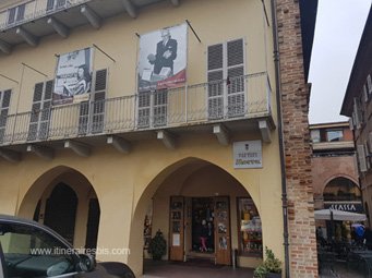 Tartufi Morra à Alba la boutique créée en 1930 par Giacomo Morra Tartufi Morra à Alba la boutique créée en 1930 par Giacomo Morra