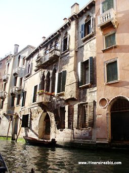 les immeubles le long d'un canal