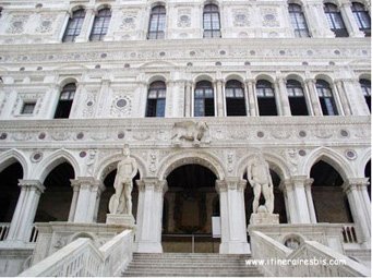 Façade et cour du Palais des Doges