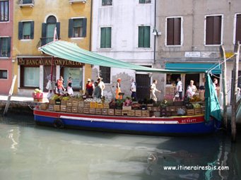 Marché flottant à Venise