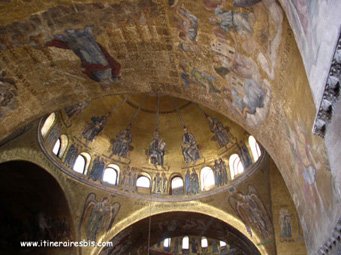 Les murs et plafonds recouverts de mosaïques de la basilique Saint Marc