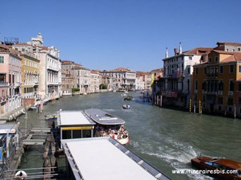 Les arrêts pour vaporettos sur le grand canal