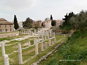 L’Agora romaine avec au fond la tour des vents L’Agora romaine avec au fond la tour des vents