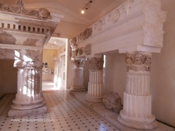 Site archéologique d'Epidaure des colonnes abritées dans le musée