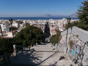 Visite de Patras les escaliers qui montent au château Visite de Patras les escaliers qui montent au château
