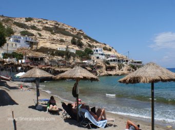 La plage et les parasols de Matala