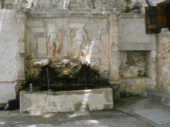 Le monastère Agios Antonios la fontaine représentant Adam et Eve Le monastère Agios Antonios la fontaine représentant Adam et Eve