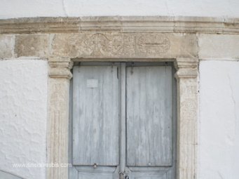 Visite de Zaros une porte ouvragée Porte ouvragée