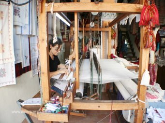 Zaros l'atelier de tissage traditionnel Zaros l'atelier de tissage traditionnel