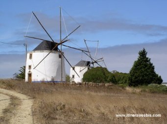 Sur la route qui mène à Ericeira au détour d'un chemin, quelques moulins