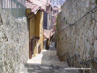 Les ruelles le long des remparts de Porto
