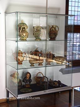 Vitrine avec des poteries au Gruuthuse muséum de Bruges