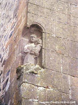 Sculpture sur la maison Ronade ville de Salers