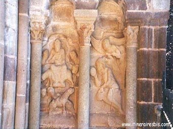 Sculpture datant de 1314 sur l'église Romane de Ydes