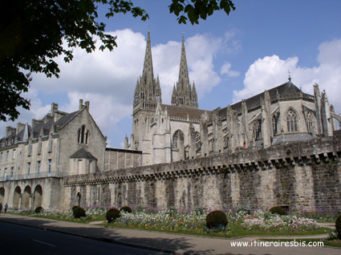 Les anciens remparts de la ville et la cathédrale de Quimper