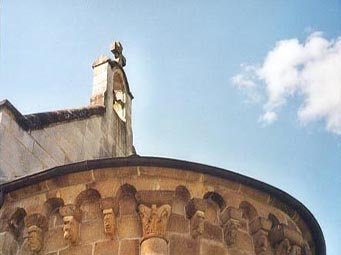 Église Romane de Ydes détails sous le toit