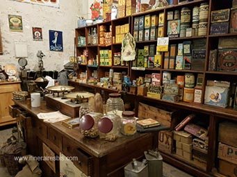 Visite de Rochefort le musée des commerces d'Autrefois